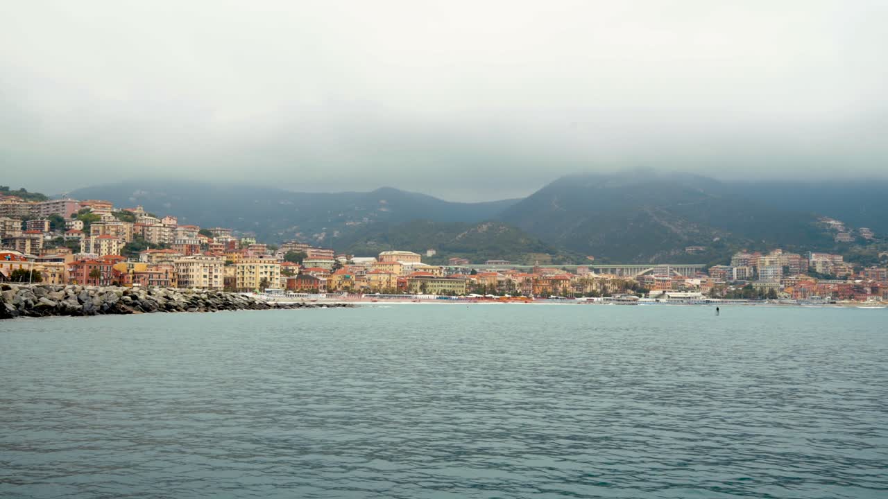 Panorama del porto di Varazze in una giornata nuvolosa, Sfondo: città di Varazze, Liguria, Italia