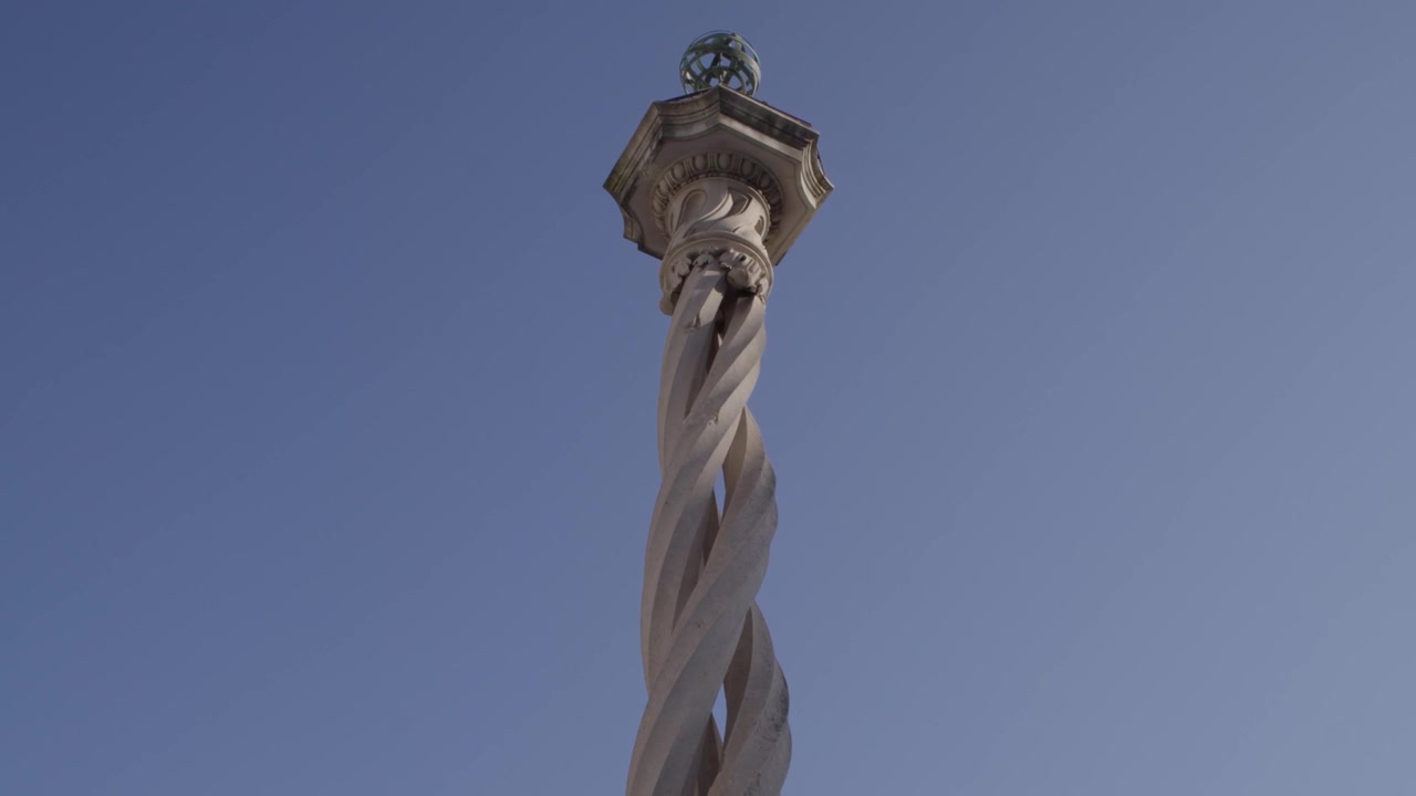 Vista dal basso della statua di Re José I in Praça do Comércio a Lisbona, Portogallo, durante l'estate, ripresa con una cinepresa.