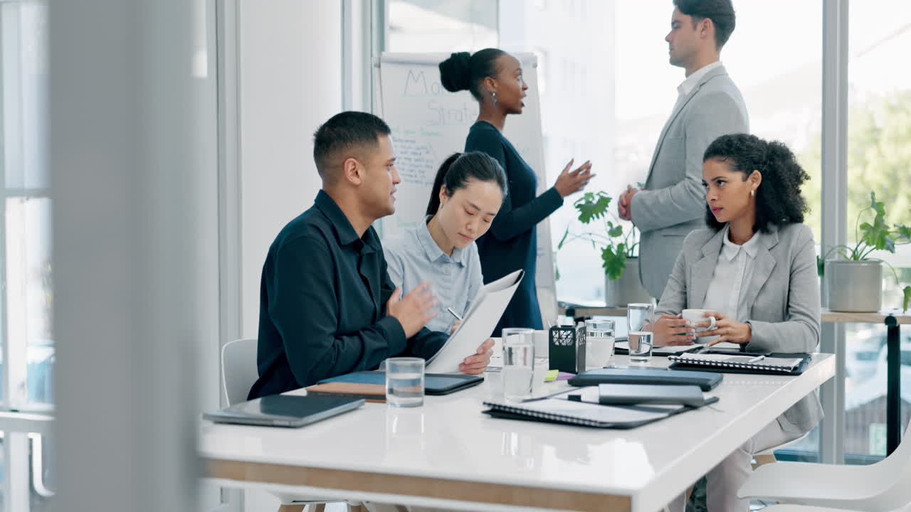 협상, 회의 및 계약을 가진 사람
