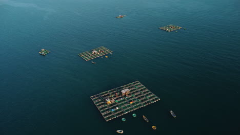 granjas de cría de peces flotando en el mar en la costa de vietnam, panorama aéreo