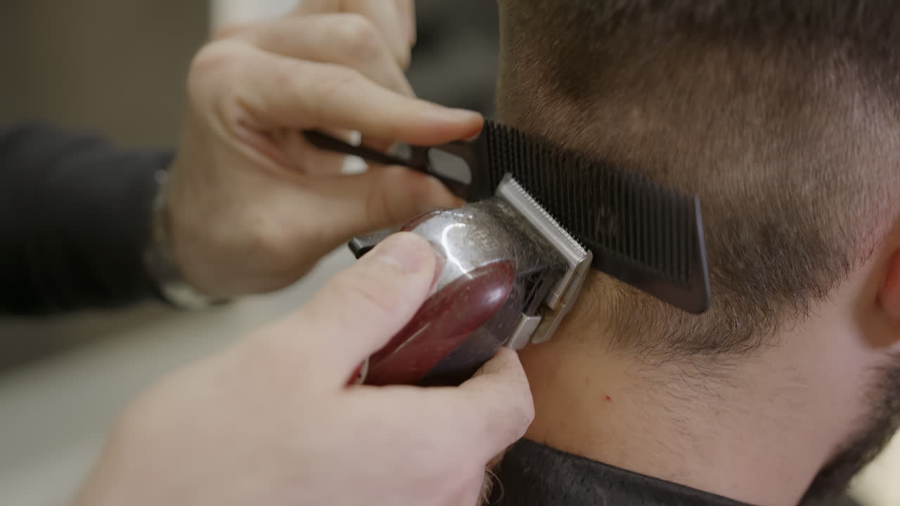 un hombre se corta el cabello en la barbería.