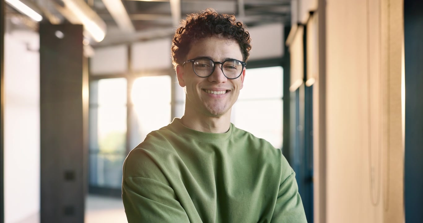 Giovane uomo sorridente in un moderno ufficio