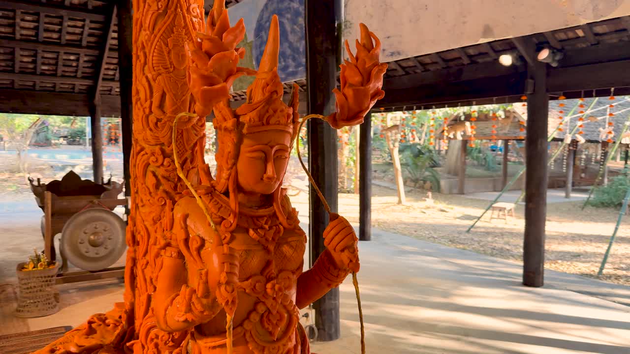 평화로운 사원 환경에서 상세한 불 조각