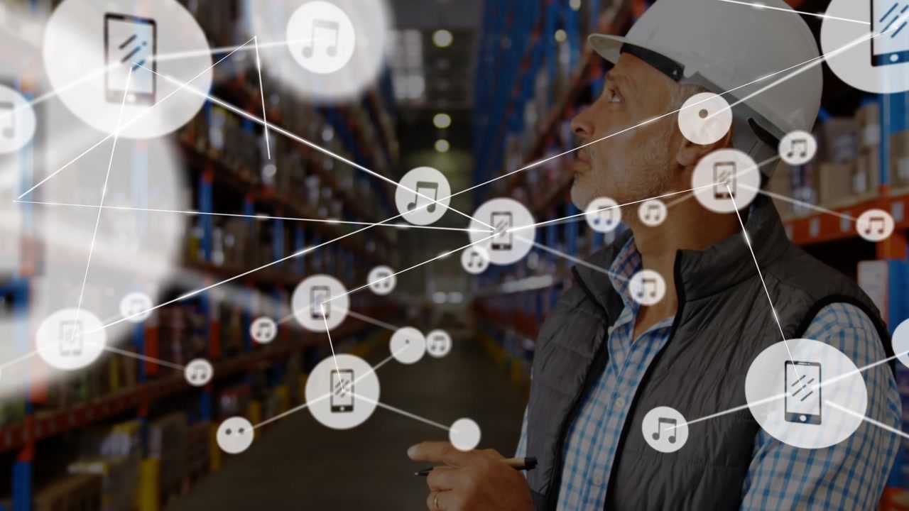 Animazione di una rete di connessioni su un operaio di magazzino caucasico