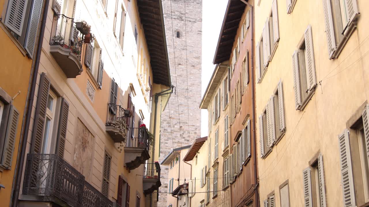 Passeggiando per le tranquille vie medievali di Bergamo Alta, Italia, che mostrano l'architettura tradizionale italiana