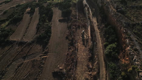 tomada de un avión no tripulado de la excavadora paisajismo, en el mediterráneo