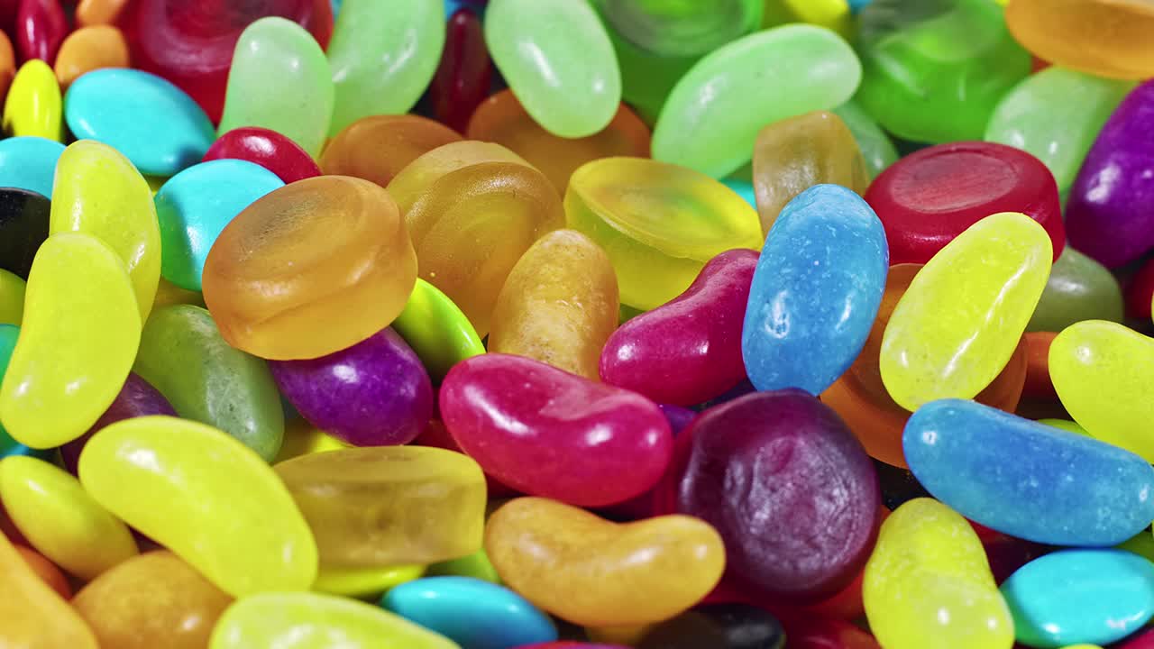 deliciosos dulces multicolores y deliciosos de colores de cerca