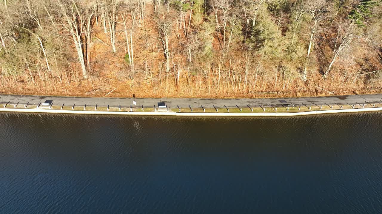 강화된 해안선의 느리게 왼쪽으로 움직이는 트랙