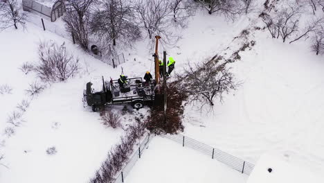 liniero conectando cables de alimentación al poste de servicios públicos, trabajos de mantenimiento en la red eléctrica, vista aérea