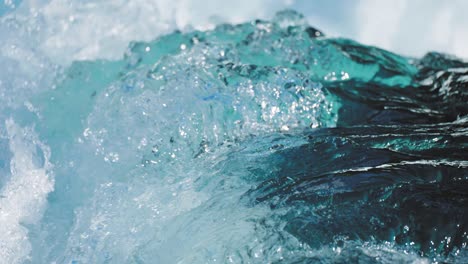 fotografía en cámara lenta del agua transparente y limpia girando