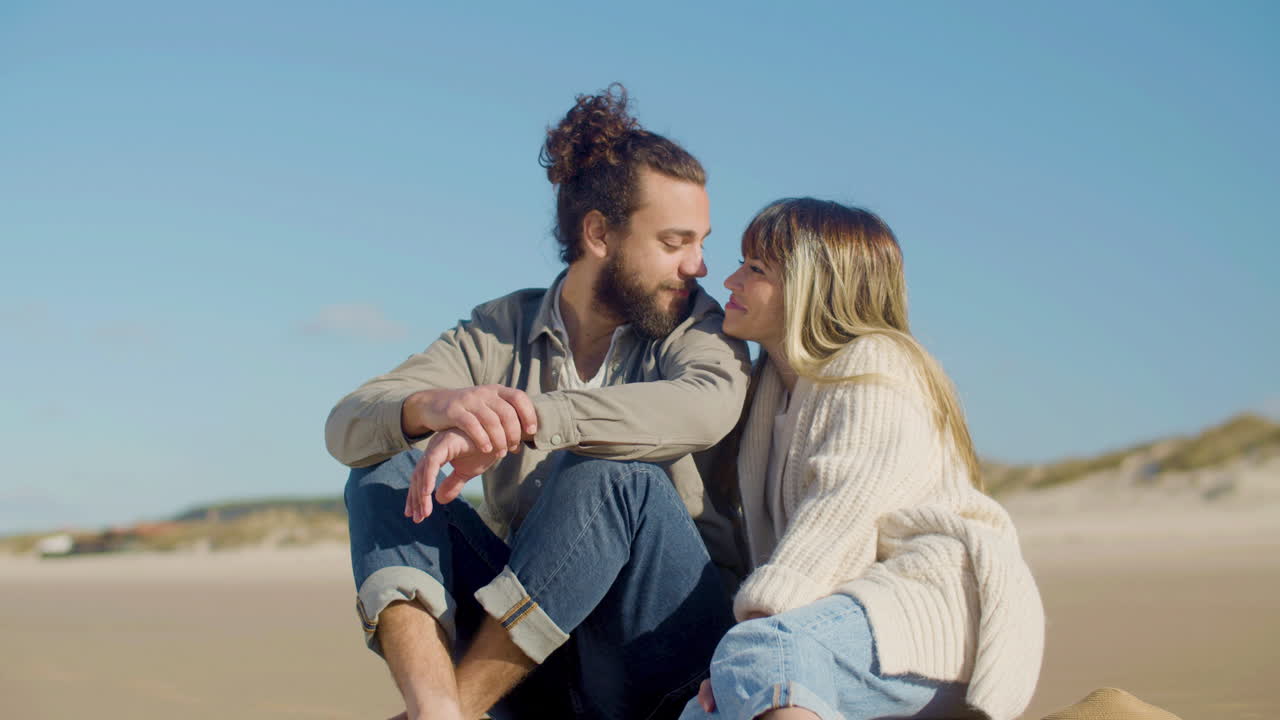 прекрасная кавказская пара проводит время на берегу моря