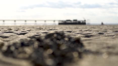 Wunderschöne-Aufnahme-Des-Piers-Bei-Tag-Mit-Blick-Auf-Einen-Fantastischen-Strand