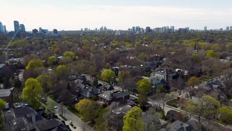 Toma-Aérea-Dando-Vueltas-Sobre-Las-Casas-De-Toronto-A-Las-Afueras-Del-Centro-De-La-Ciudad