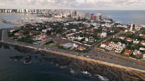 Punta-Del-Este-Küste-Uferpromenade-Wolkenkratzer-Resort-Stadtlandschaft-Uruguay-Skyline-Luftaufnahme