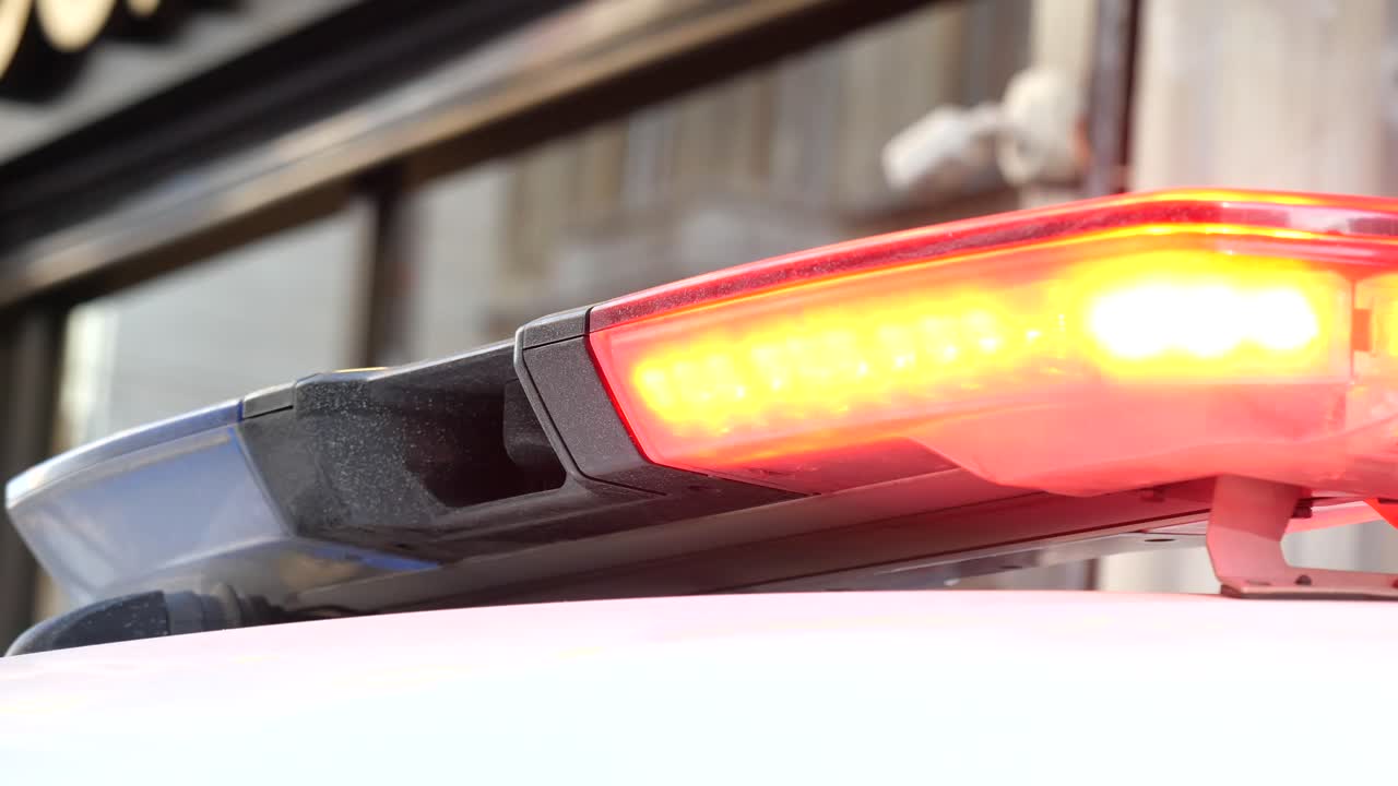 coche de policía con luces de emergencia