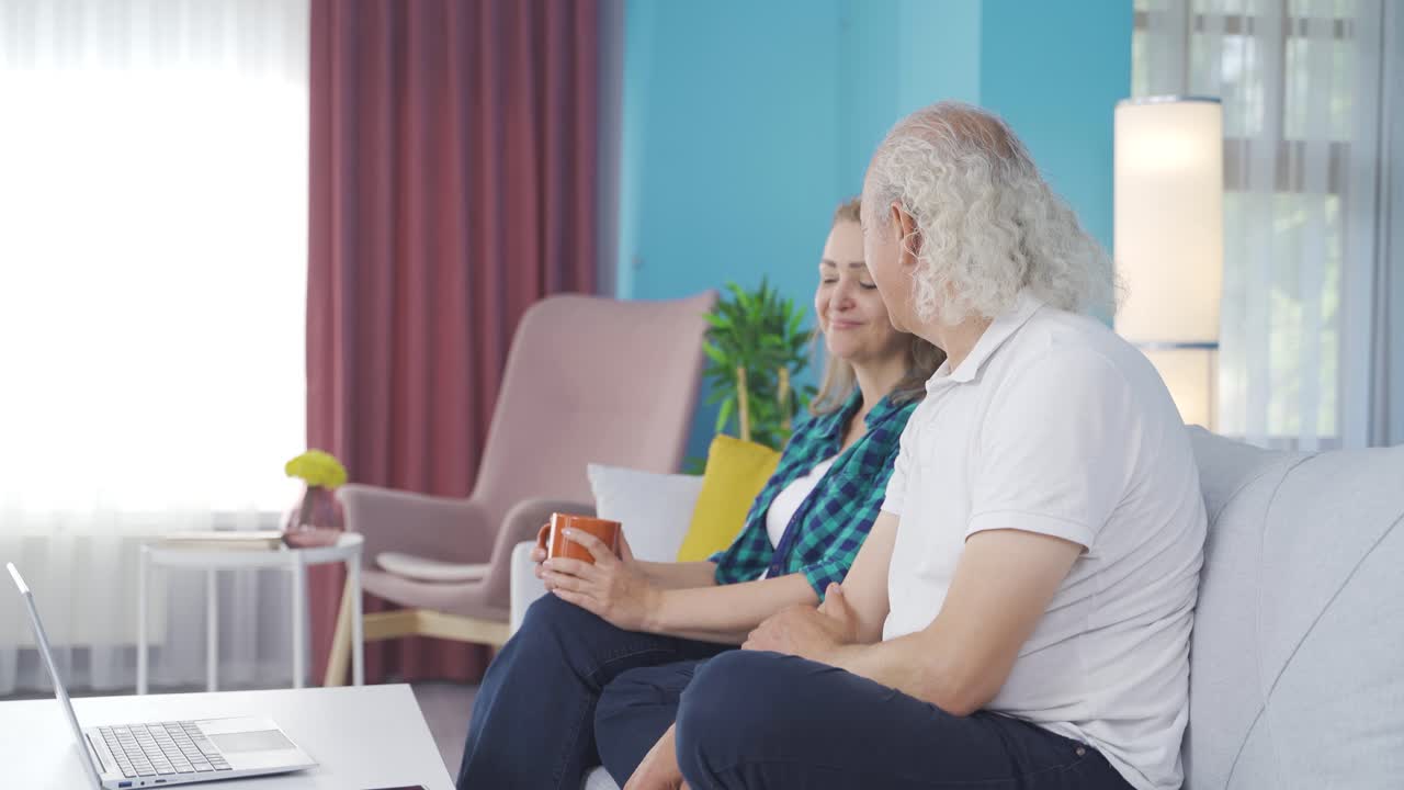 영화를 보는 커플.  ⁇ 만적인 순간.