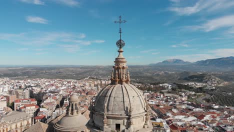 Schöne-Aufnahmen-Von-Jaen---Spanien-Konzentrieren-Sich-Auf-Die-Kathedrale-Von-Jaen-Auf-Dem-Platz-Santa-Maria