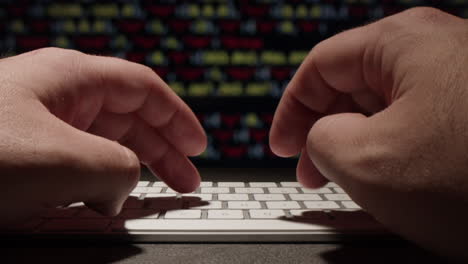 primer plano de las manos escribiendo en un teclado
