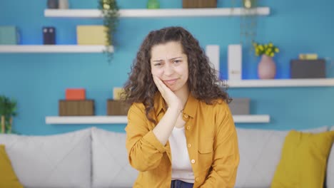 Young-woman-with-toothache.