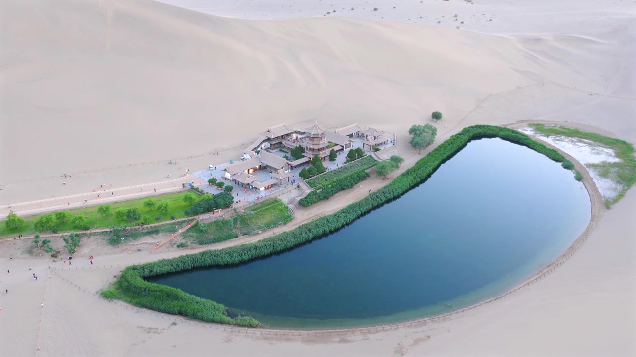 Le Dune di Sabbia Cantanti e il Lago della Mezzaluna a Dunhuang, Gansu, Cina, sono una sorgente limpida nel deserto che non si è mai prosciugata né è stata sepolta da tempeste di sabbia per migliaia di anni