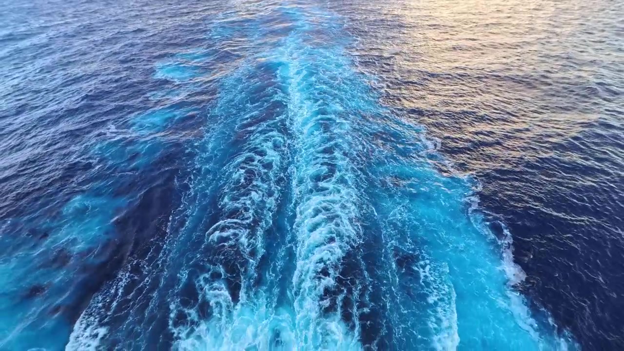 紺碧の海に模様を描く船の航跡