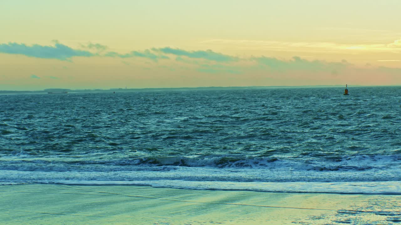 저녁 해가 지는 시간에 바다와 해변 해변의 전망 파도, 물 및 태양과 함께 후광
