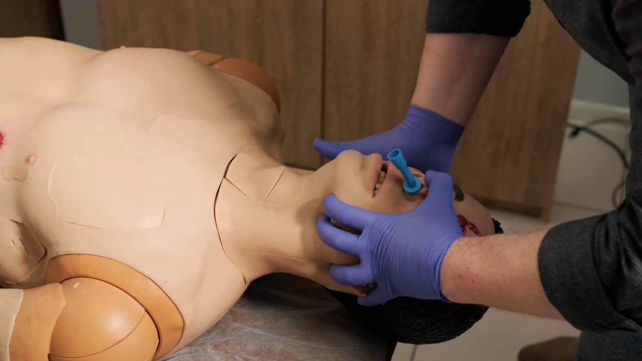 전술 의료진은 마네킨에 붕대를 붙여서 상처를 습니다.