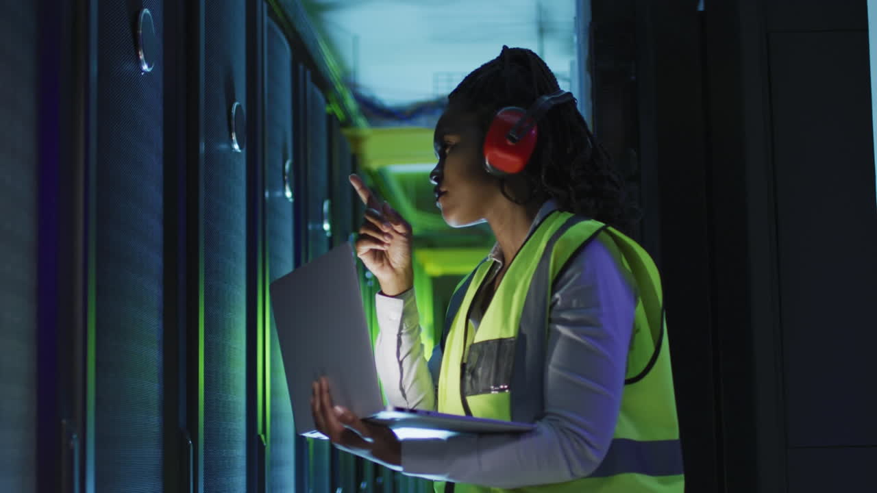 Animation of integrated circuit over african american owman working in server room