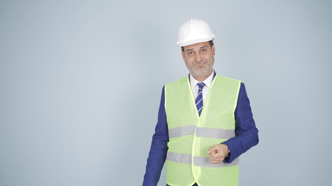 ingeniero mirando a la cámara con asombro y haciendo una presentación.