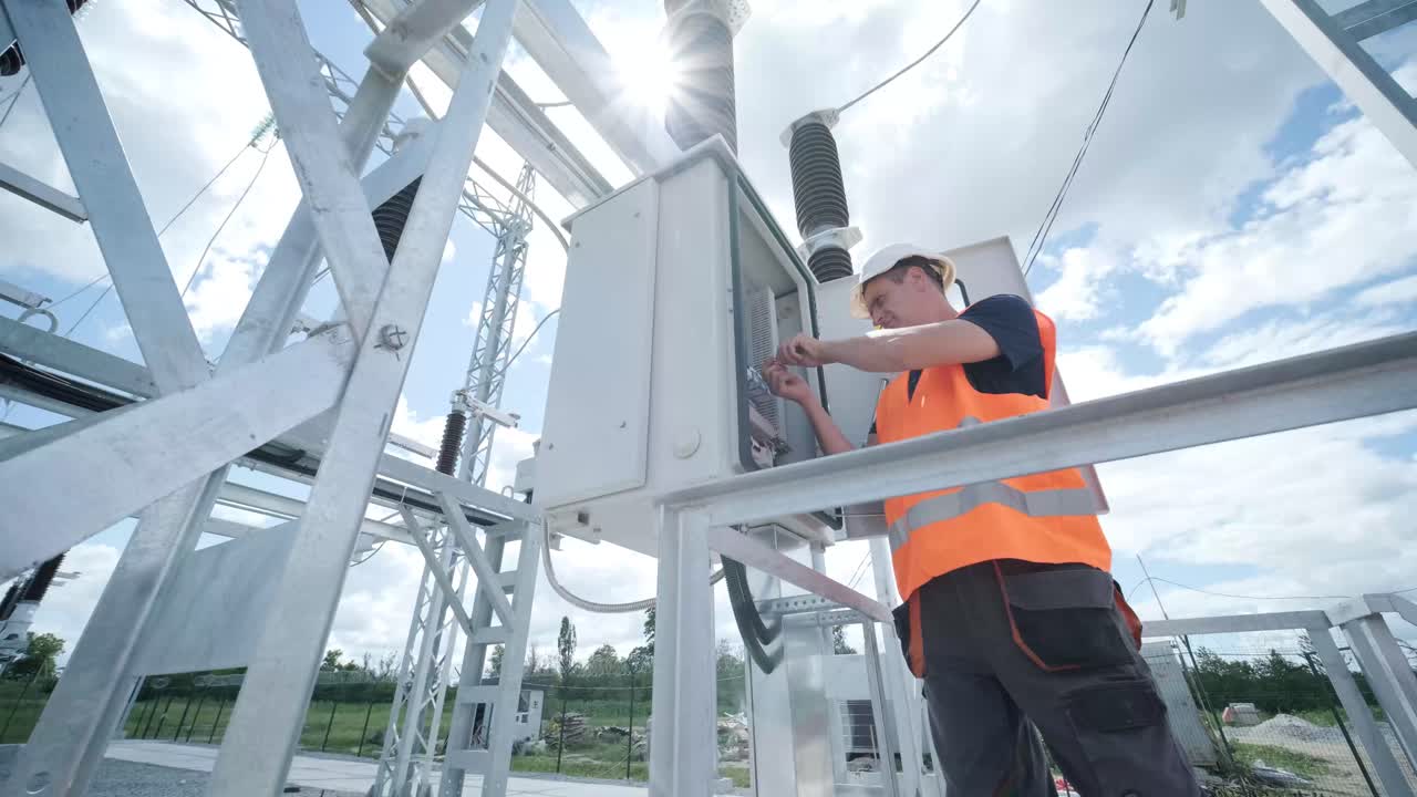 los ingenieros eléctricos inspeccionan los sistemas eléctricos en el gabinete de control de equipos