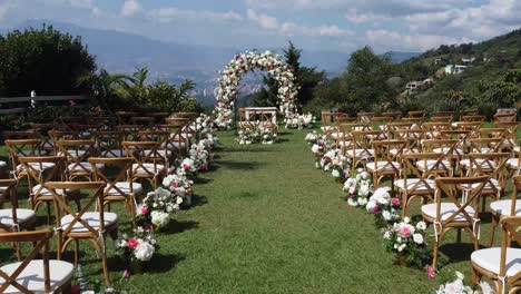 boda al aire libre con decoración simétrica antes de comenzar