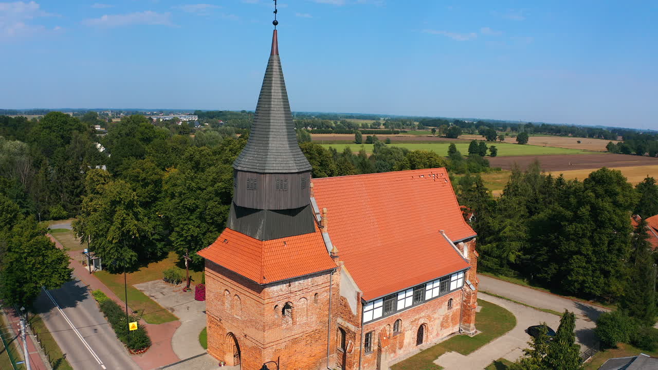 Ripresa aerea, volando intorno a una bellissima chiesa medievale a Cedry Wielkie, Polonia.