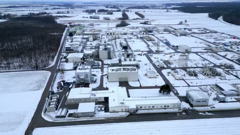 Vista-Aérea-De-La-Estación-Compresora-De-Gas-Cubierta-De-Nieve-En-Invierno