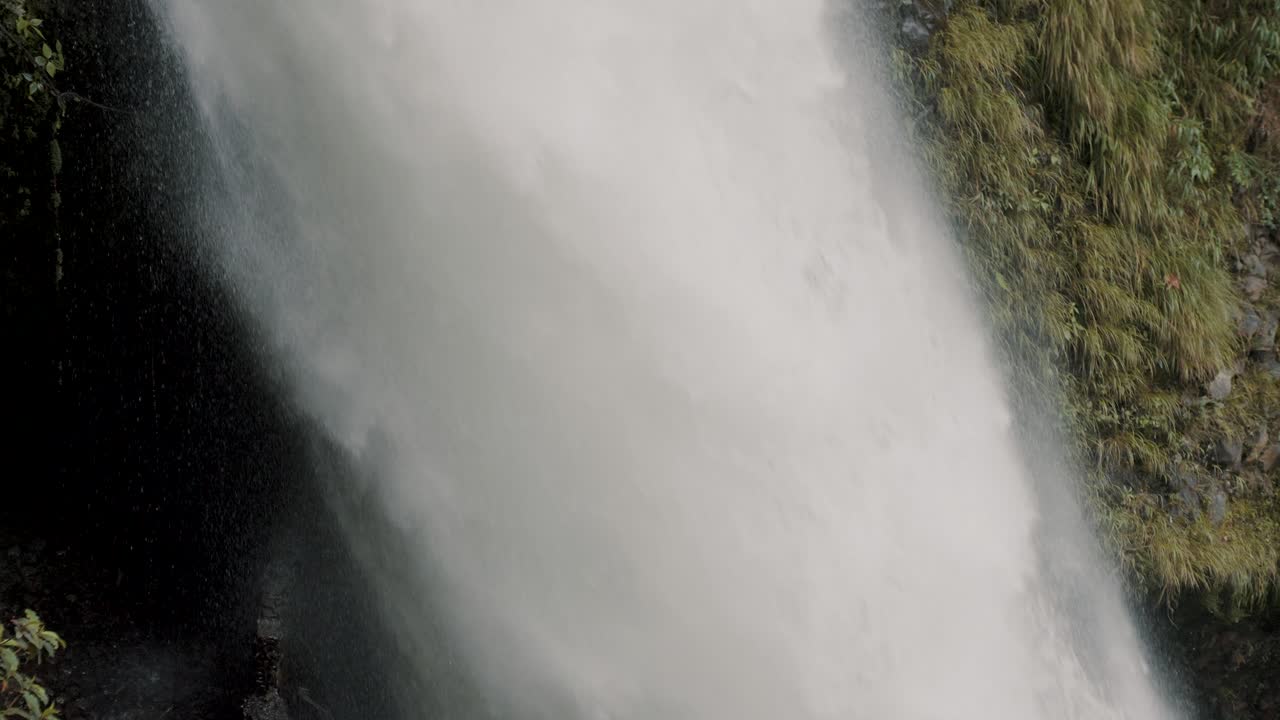 majestuosa cascada del caldero del diablo en río verde cerca de baños, ecuador