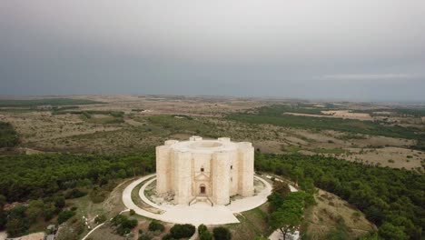 Drone-Volando-En-Gran-Movimiento-Circular-Alrededor-De-Castel-Del-Monte-Temprano-En-La-Mañana-En-El-Sur-De-Italia-En-4k