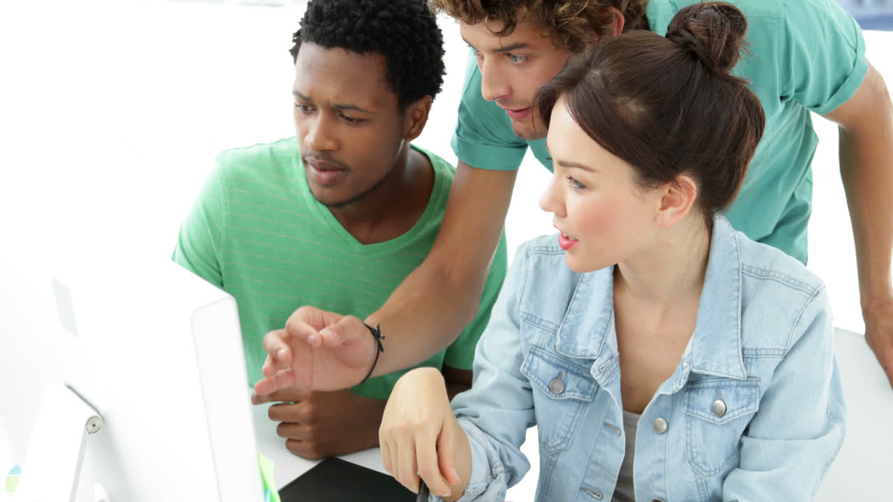 joven y guapo diseñador creativo ayudando a sus colegas