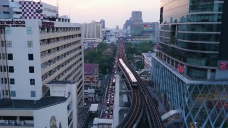 paisaje urbano de bangkok con tren