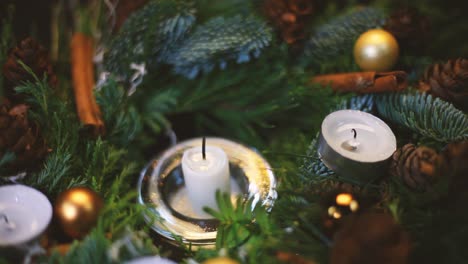 Aus-Einem-Weihnachtskranz-Wurde-Eine-Brennende-Kerze-Geblasen