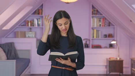 chica india confundida leyendo un libro