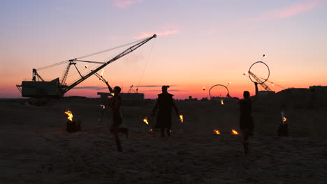 Un-Grupo-De-Artistas-De-Circo-Profesionales-Con-Fuego-Muestra-Espectáculos-De-Danza-En-Cámara-Lenta-Usando-Lanzallamas-Y-Girando-Las-Antorchas-Quemando-Objetos