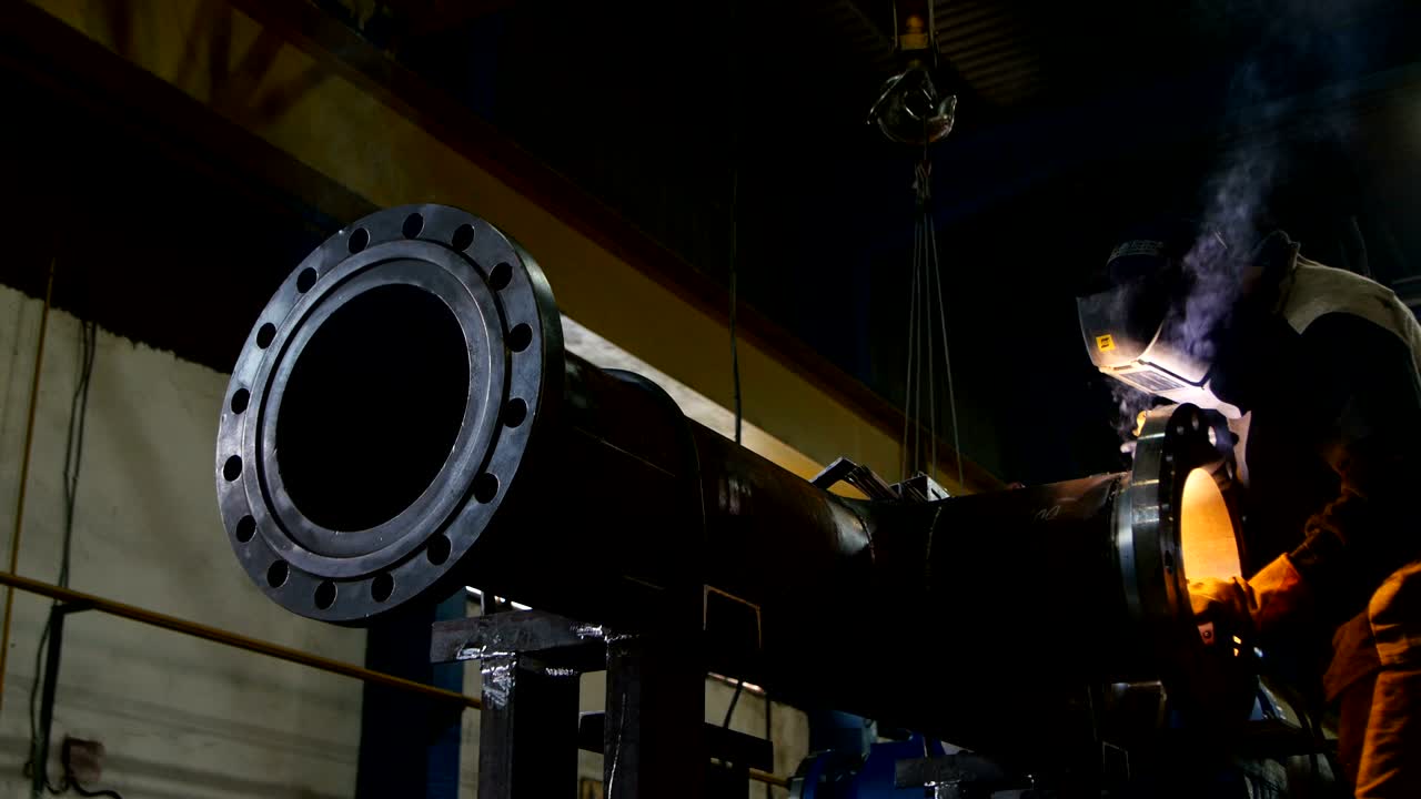 lavoratore di tubi metallici in tuta di protezione