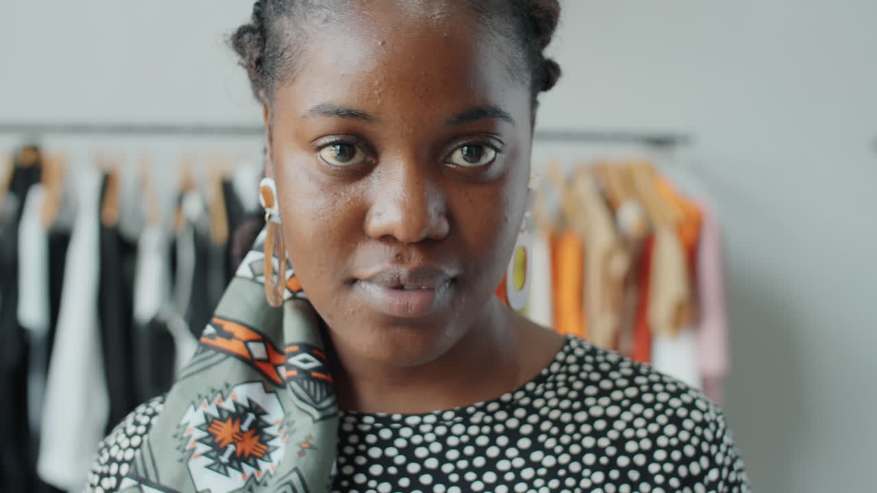 옷 가게 에서 젊은 아름다운 아프리카계 미국인 여자 의 초상화