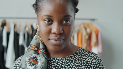 retrato de jovem bela mulher afro-americana em loja de roupas