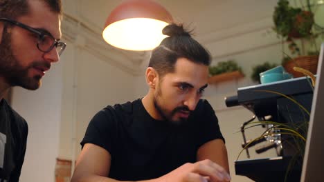 baristas discutiendo temas de trabajo en un café
