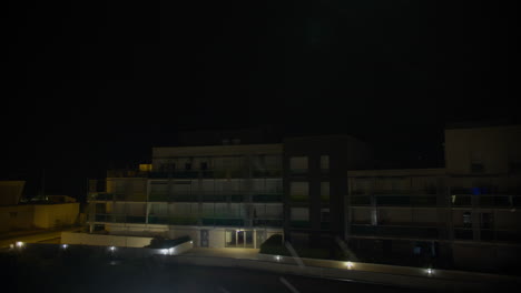 los rayos golpean el edificio de apartamentos por la noche