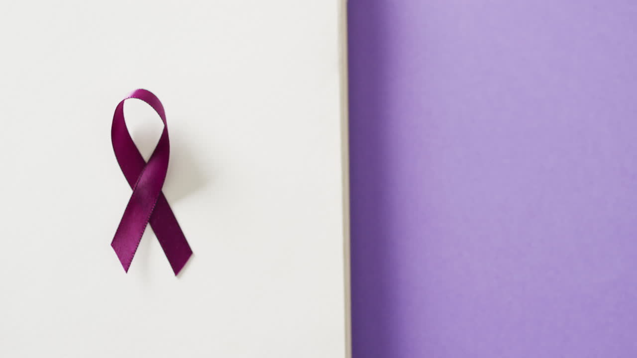 vídeo de púrpura añadir o cinta de concienciación de tdah en el cuaderno, en fondo púrpura con espacio de copia