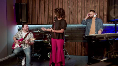 grupo musical en el estudio