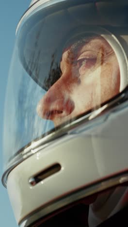 el astronauta baja la visera de su casco y se prepara para caminar en el desierto