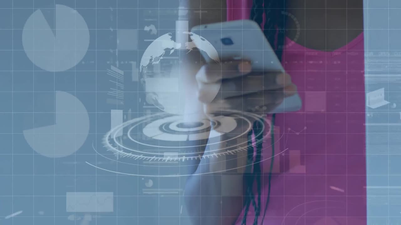 animación de la interfaz con procesamiento de datos sobre la sección media de una mujer que utiliza un teléfono inteligente