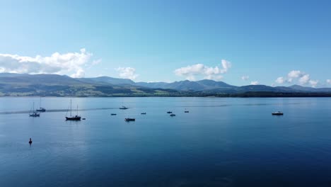 Snowdonia-Klare-Bergkette-Luftaufnahme-Sonnig-Ruhig-Walisisch-Schimmernde-Meereslandschaft